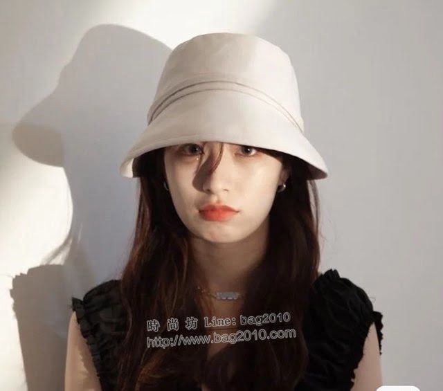 Prada男女同款帽子 普拉達前長後短防曬漁夫帽遮陽帽  mm1228